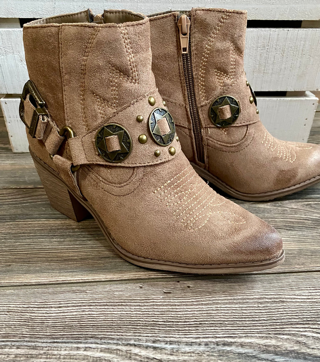 Wilde Western Bootie {Taupe}